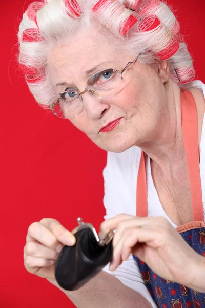 Een oude dame met een lege portemonnee. — Stockfoto
