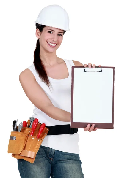 建设女人与一个空白的剪贴板 — 图库照片
