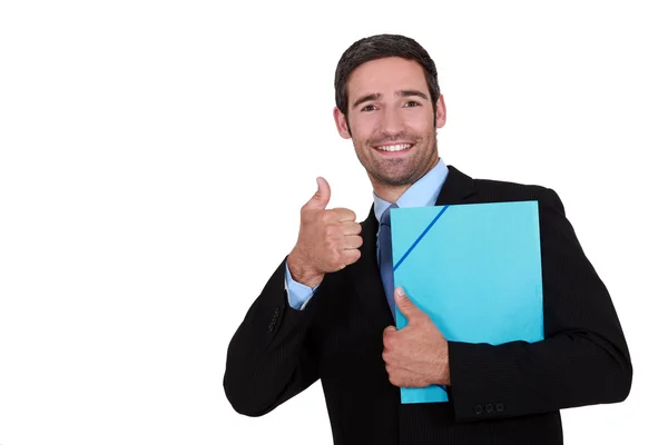 Бизнесмен держит папку и показывает большой палец вверх — стоковое фото