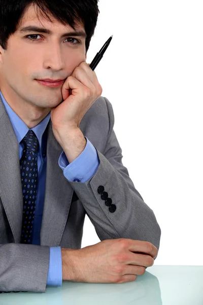Молодий бізнесмен тримає ручку — стокове фото