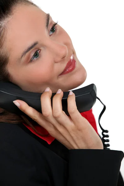 Όμορφη γυναίκα μιλάει στο τηλέφωνο — Φωτογραφία Αρχείου