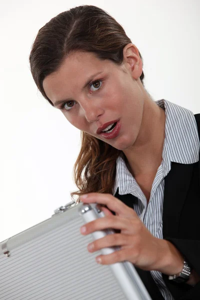 Mujer sorprendida con un maletín de aluminio — Foto de Stock