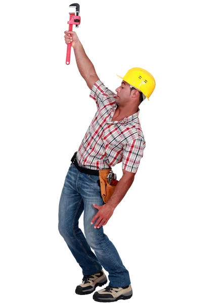 Arbeiter versucht, sich mit einem Bremssattel festzuhalten — Stockfoto