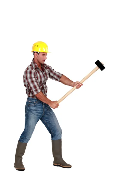 Hombre usando el martillo de trineo — Foto de Stock