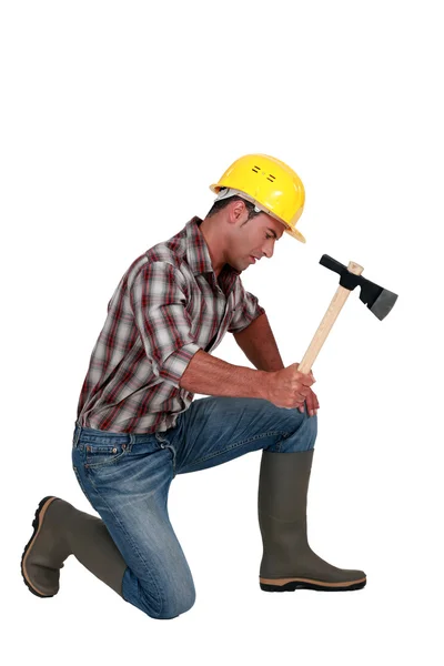 Tradesman che utilizza un'ascia — Foto Stock