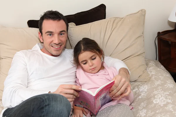 Father reading to his daughter — Stock Photo, Image
