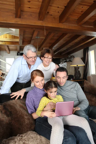 Bir bilgisayar önünde aile — Stok fotoğraf