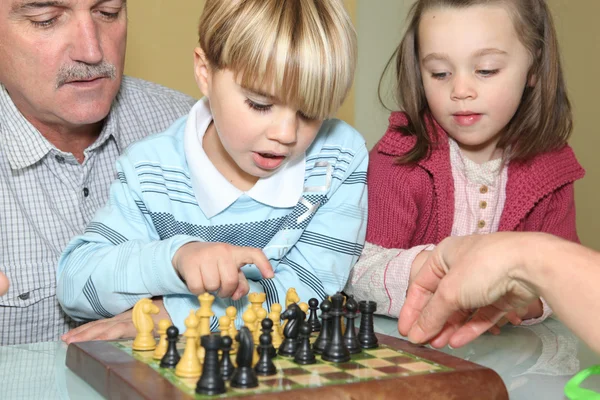Сім'я гри в шахи — стокове фото