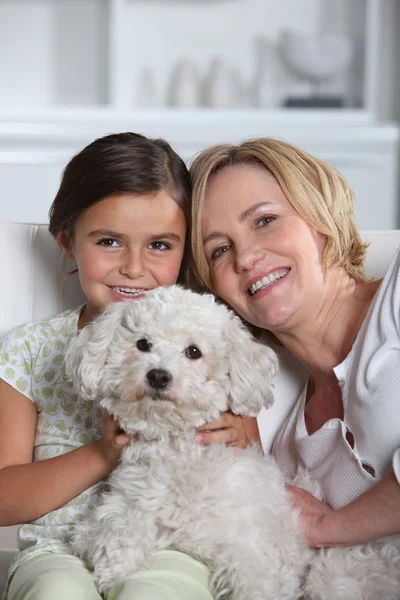 Moeder, dochter en hond. — Stockfoto
