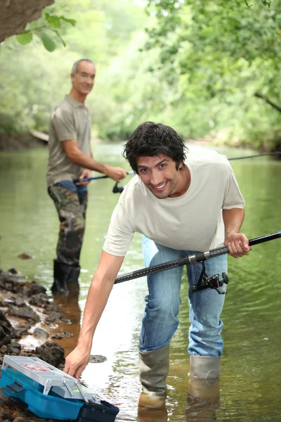 Ojciec i syn łowią ryby — Zdjęcie stockowe