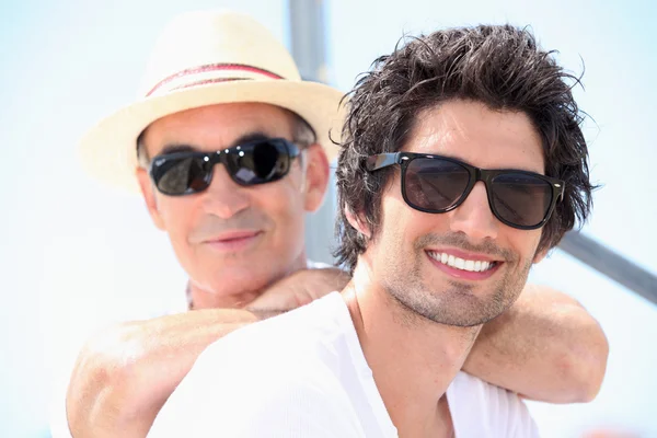 Otec a syn nosí sluneční brýle — Stock fotografie