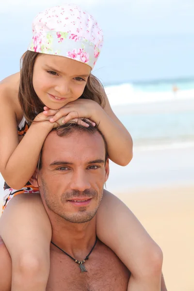 爸爸和女儿在海滩 — 图库照片