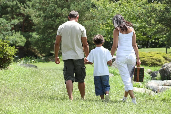Parents and their son in the park — Stock Photo, Image