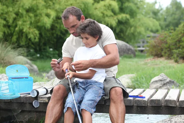 父亲和儿子钓鱼 — 图库照片