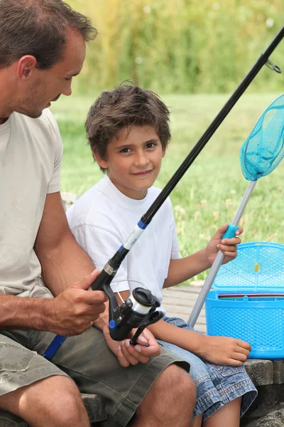 父亲和儿子钓鱼 — 图库照片
