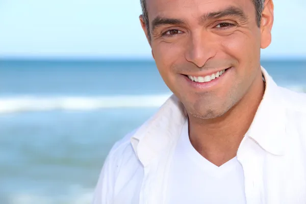 Close-up van een glimlachende man die door de Oceaan — Stockfoto
