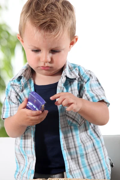 Liten pojke håller leksaksbil — Stockfoto