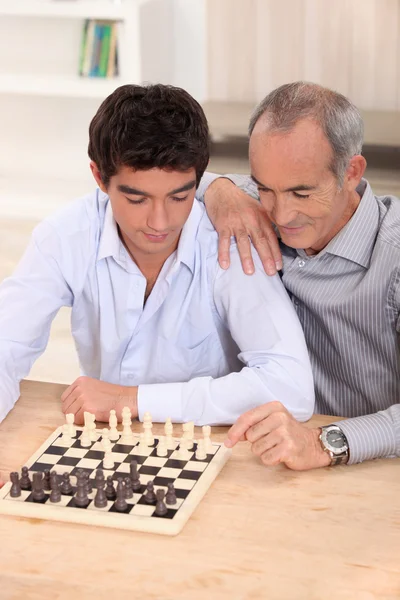 Padre e hijo jugando ajedrez —  Fotos de Stock