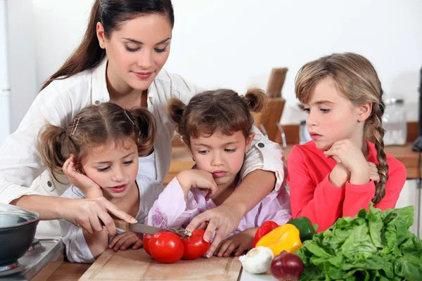 Madre e le sue figlie fare insalata — Foto Stock