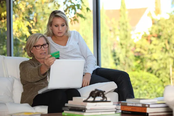 Mutter und Tochter prüfen online die Sozialversicherung — Stockfoto