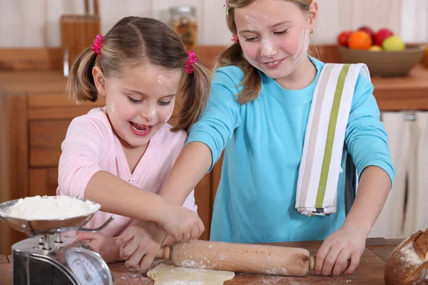 Two little girls making pancakes — Stock Photo, Image