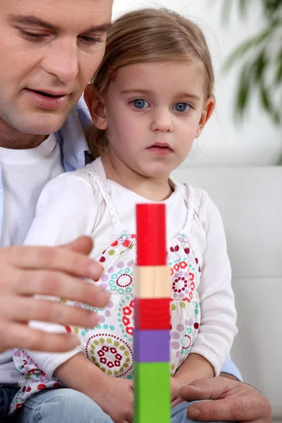 Baba ve kızı bloklarla oynama — Stok fotoğraf
