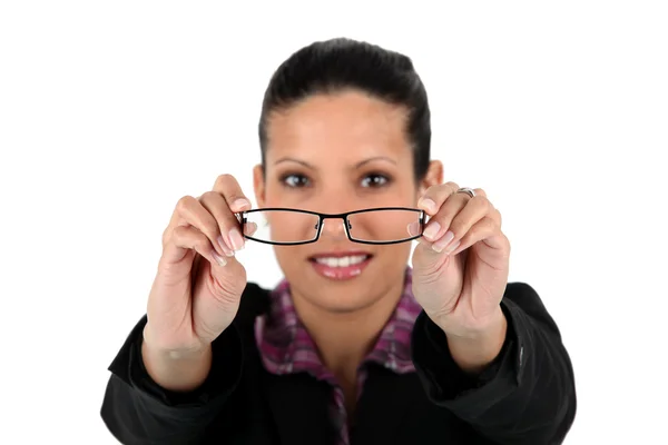 Mulher segurando seus óculos na frente de seu rosto — Fotografia de Stock