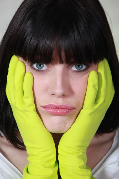 Retrato de una mujer con guante de látex —  Fotos de Stock