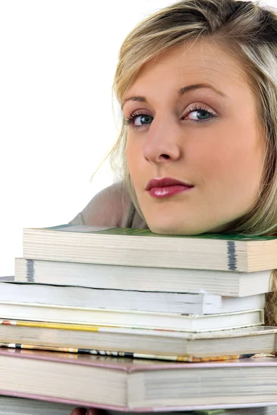 Młoda kobieta z stosem książek — Zdjęcie stockowe