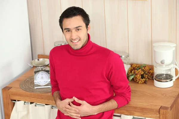 Молодой человек на кухне — стоковое фото