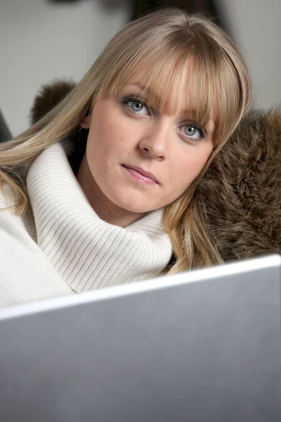 Portrait of young woman wearing warm clothes — Stock Photo, Image