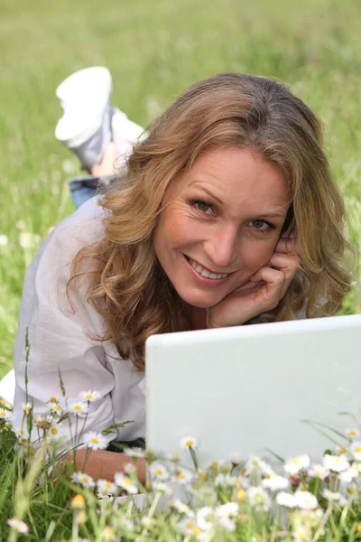 Retrato de uma mulher com laptop — Fotografia de Stock