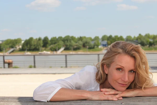 Mulher relaxante ao ar livre — Fotografia de Stock