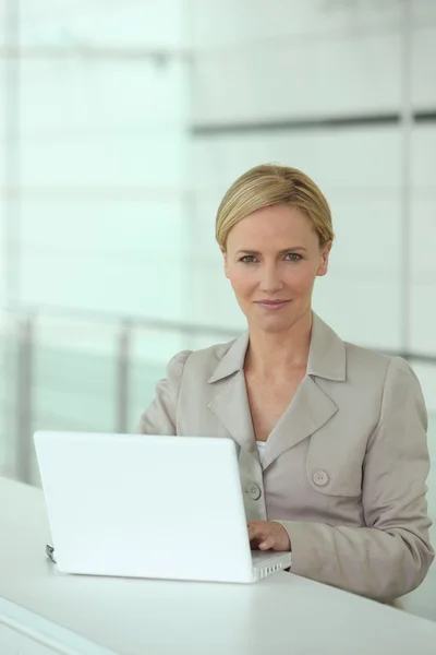 Fehér laptop számítógépen dolgozik, intelligens nő — Stock Fotó