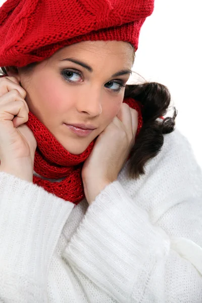 マッチング帽子とスカーフを着ている女性 — ストック写真