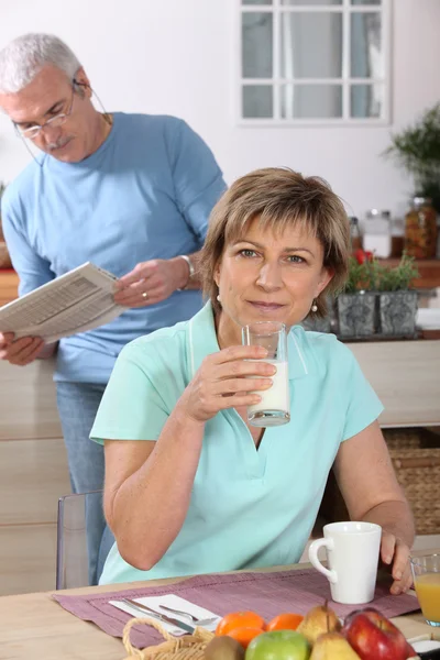 Couple d'âge mûr boire du lait — Photo