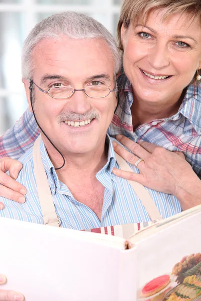 Oudere paar omhelzing — Stockfoto