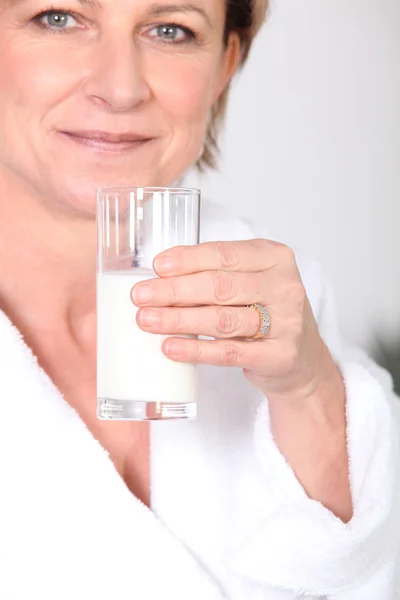 Reife Frau trinkt Milch — Stockfoto