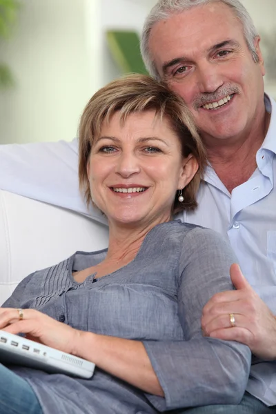 Uśmiechający się starsza para — Zdjęcie stockowe