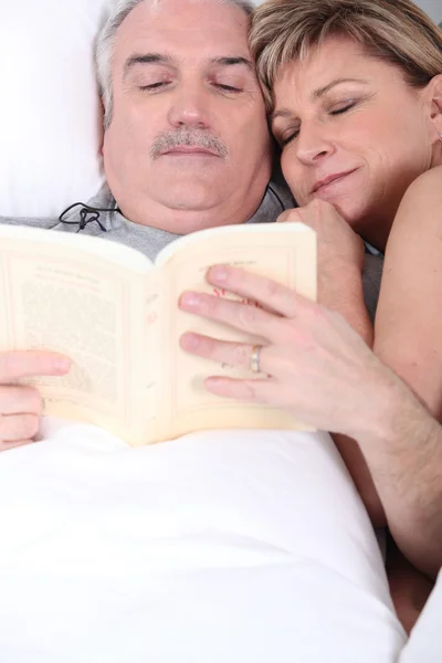 Муж и жена обнимаются — стоковое фото