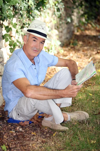 Starší pán, čtení — Stock fotografie