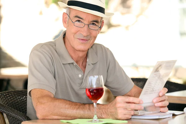 Retiree enjoying a glass of wine — Stock Photo, Image