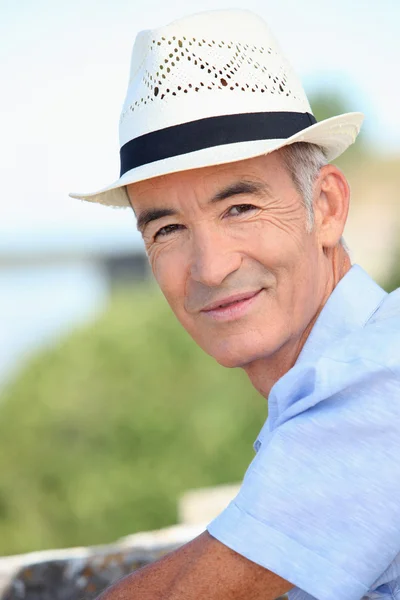 Panama hasır şapkalı yaşlı bir adam — Stok fotoğraf