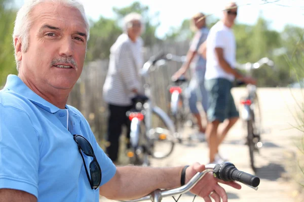 Portret van een man op een fiets — Stockfoto