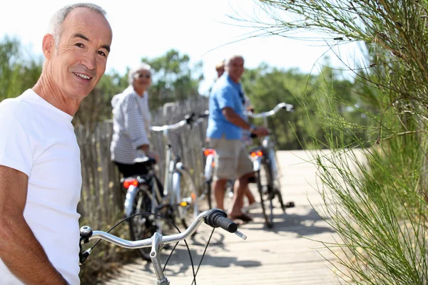 Äldre män och kvinnor ridning cyklar — Stockfoto