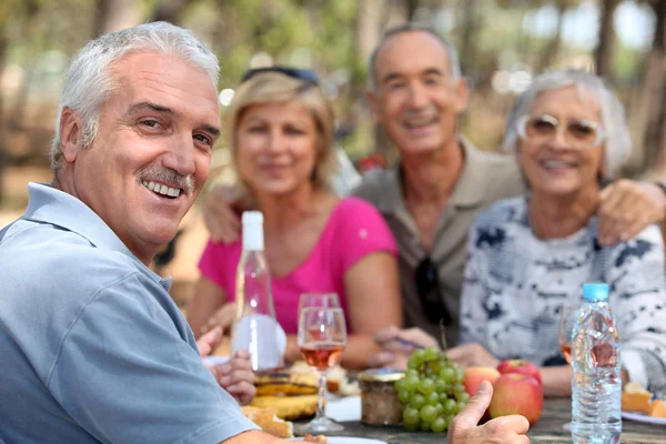 Пожилые пары наслаждаются обедом на свежем воздухе — стоковое фото