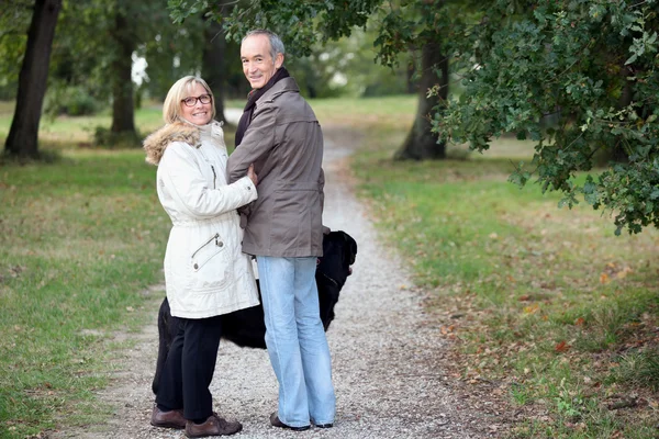 Couple plus âgé se promenant dans un parc — Photo