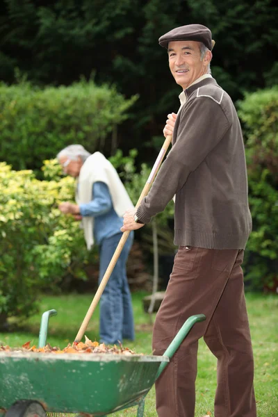Couple âgé dans leur jardin — Photo