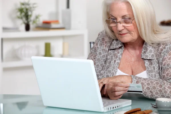 Starsza pani robi zakupy online. — Zdjęcie stockowe