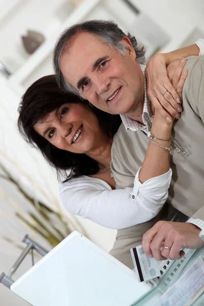 Casal casal compras online — Fotografia de Stock